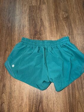 Lululemon Hotty Hot Short 2.5” in Teal/Green Size 8